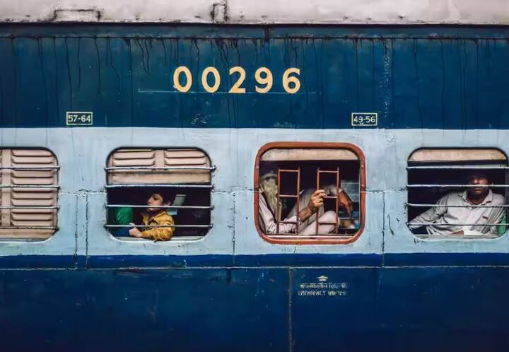 જો તમે તમારી ભૂલને કારણે ટ્રેન ચૂકી ગયા છો. તો પણ તમે રિફંડ મેળવી શકો છો. આ માટે રેલવે તરફથી ટિકિટ ડિપોઝિટ રિસીપ્ટ એટલે કે TDR ફાઇલ કરવાનો વિકલ્પ છે. પરંતુ આ કામ ટ્રેન રવાના થયાના એક કલાકની અંદર કરવું પડશે. આ પછી કરવામાં આવેલ દાવો માન્ય નથી.