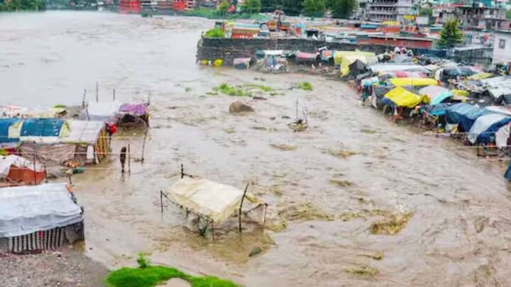 अगर कोई बादल खूब काला दिख रहा है और जमकर गरज रहा है, तो उसमें दो बिलियन पाउंड से ज्यादा पानी हो सकता है. शायद आप यह नहीं जानते हैं कि बादलों का बहुत वजन होता है, लेकिन फिर भी वे हवा में तैरते रहते हैं.
