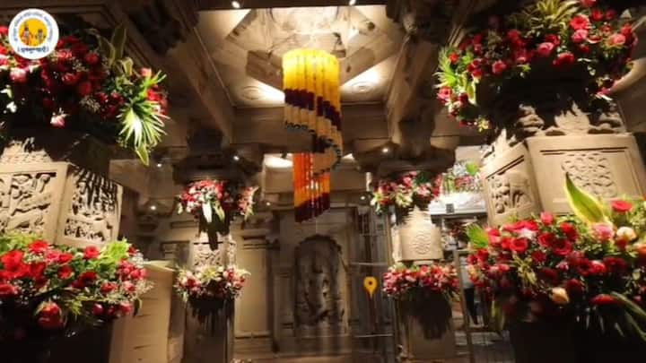 विठ्ठल मंदिरात केलेली फुलांची सजावट आणि विठ्ठलाचे दर्शन घेण्यासाठी भाविकांनी पहाटेपासूनच गर्दी केली आहे.
