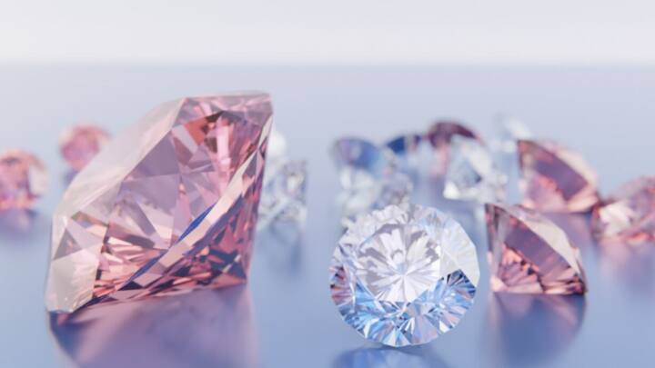 কিন্তু শুধু রংহীন, স্বচ্ছ না হয়ে, হিরে হরেক রকমের হয় কেন? হিরের এই ভিন্ন ভিন্ন রং আসে কোত্থেকে? উত্তর রয়েছে বিজ্ঞানের কাছে।