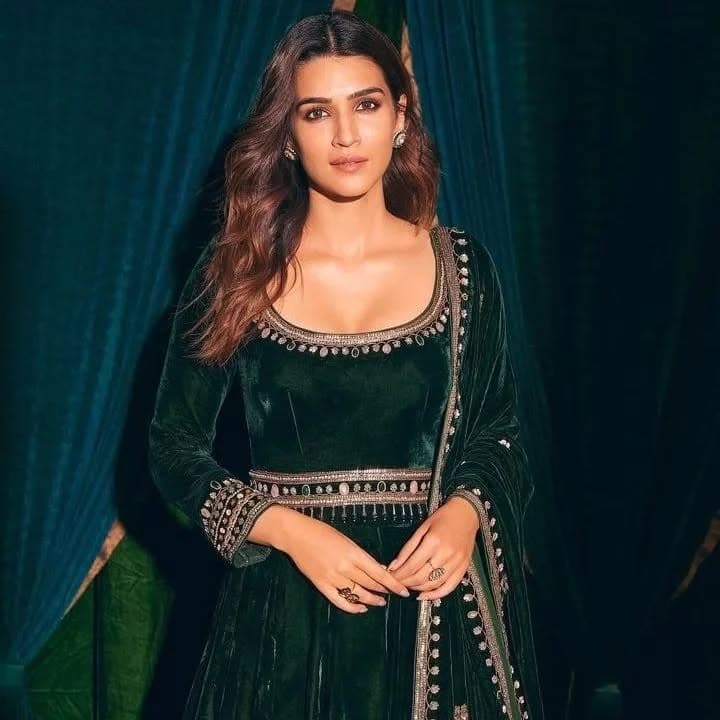 Green Velvet Anarkali can also become a great choice for this Rakshabandhan. By recruiting this look of Kriti Sanon, you will also look trendy and classy like her.
