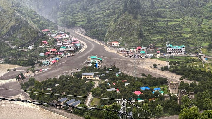ভয়ঙ্কর, বিধ্বংসী!প্রকৃতির এ কী রূদ্ররূপ, উপরের পাহাড় থেকে নীচে আছড়ে পড়ছে নদীর জল। কাদা মাখা জলে নিমেষে তাসের ঘরের মতো ভাঙছে একের পর এক ঘরবাড়ি।