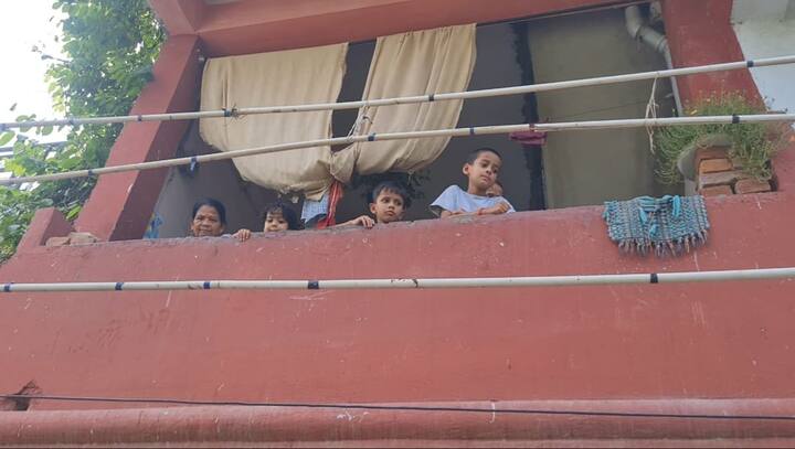 प्रयागराज के कई क्षेत्र बाढ़ की जद में हैं . प्रयागराज का सलोरी क्षेत्र भी इस वक्त भीषण बाढ़ की चपेट में है. गंगा के बढ़ते जलस्तर ने लोगों की दिनचर्या पूरी तरह बदल दी है. जिन घरों में पहले लोग आराम से रहते थे, अब वहीं घर नाव से आने-जाने का जरिया बन चुके हैं.