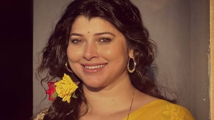 OTT प्लॅटफॉर्मवरही तिने रानबाजार, अनुराधा, सामंतर अशा वेबसीरिजमधून अभिनयाची नवी ओळख निर्माण केली. विशेषतः रानबाजारमधील आयेशा सिंग ही तिची भूमिका खूप गाजली. तेजस्विनी पंडितने निर्माता म्हणूनही आपली स्वतंत्र ओळख निर्माण केली आहे. अथांग आणि येक नंबर हे चित्रपट तिने स्वतः निर्मित केले आहेत. अभिनयासोबतच तिने ‘तेजदन्या’ नावाचा साड्यांचा ब्रँडही सुरू केला आहे. वैयक्तिक आयुष्यात तिने २०१२ मध्ये भुषण बोपचे याच्याशी विवाह केला होता, मात्र नंतर ते विभक्त झाले.