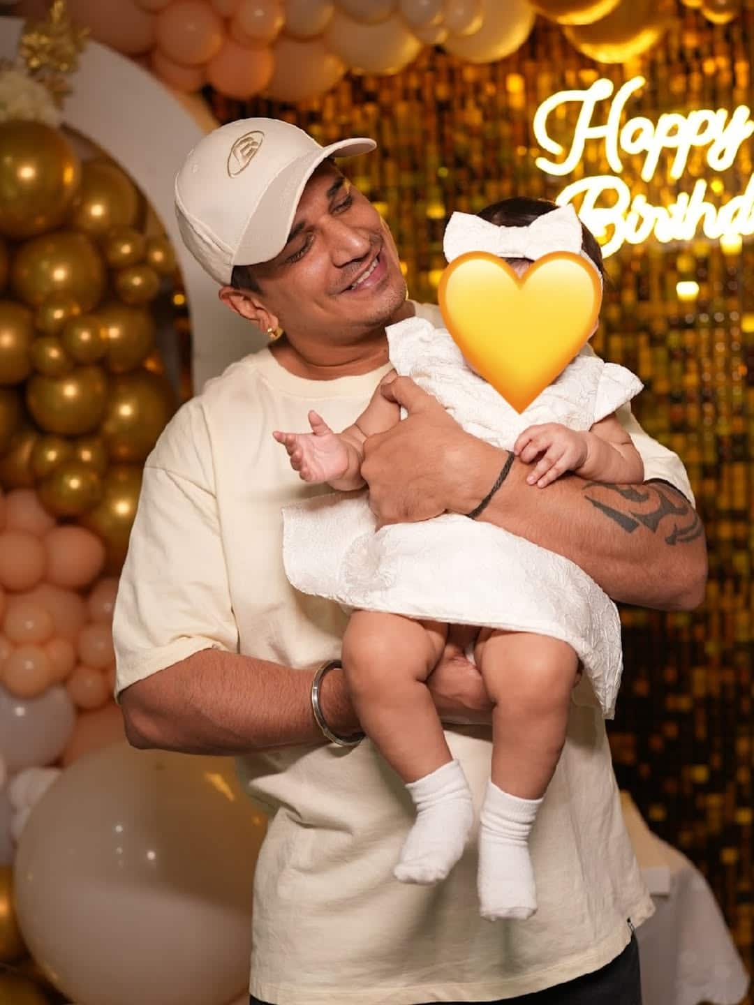 In the shared pictures of Yuvika, Prince Narula is seen taking his daughter in his lap. In this photo of father -daughter, the love relationship of both is seen.