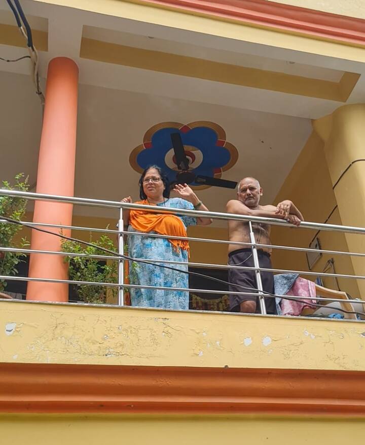 इस क्षेत्र में एक मार्मिक दृश्य भी सामने आया. एक परिवार का मकान पूरी तरह जलमग्न हो चुका है. अब यह परिवार छत पर तिरपाल लगाकर रह रहा है.  दो दर्जन से अधिक लोग छत पर दिन-रात काटने को मजबूर हैं. महिलाएं, बच्चे, बुजुर्ग सबकी जिंदगी तिरपाल के नीचे सिमट गई है.