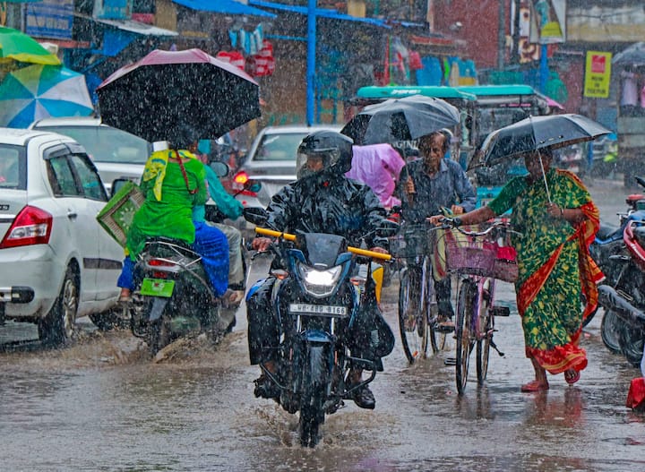 ভারী বৃষ্টির কারণে নদীর জল স্তর বাড়বে। তিস্তা তোর্সা জলঢাকা নদীতে জলস্তর বাড়বে। নিচু এলাকা প্লাবিত হওয়ার সম্ভাবনা। দার্জিলিং, কালিম্পঙের পার্বত্য এলাকায় ধস নামার আশঙ্কা।