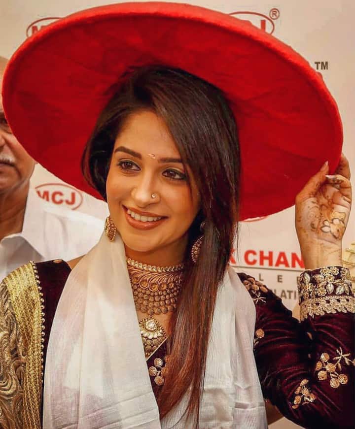 लेकिन असली पहचान उन्हें ‘ससुराल सिमर का’ से मिली. 'ससुराल सिमर का' ने उन्हें रातोंरात स्टार बना दिया. सिमर का किरदार निभाते हुए उनकी मासूमियत और एक्टिंग ने दर्शकों का दिल जीत लिया.