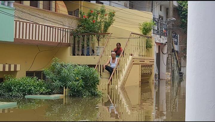 लोगों की दिनचर्या भी पूरी तरह नाव पर शिफ्ट हो चुकी है. जरूरी सामान जैसे दूध, ब्रेड, बिस्किट लाने के लिए भी नाव का ही सहारा है.  एक व्यक्ति को तो पेड़ पर चढ़कर उतरना पड़ता है ताकि वह बाढ़ में डूबे बिना अपने घर में वापस जा सके.