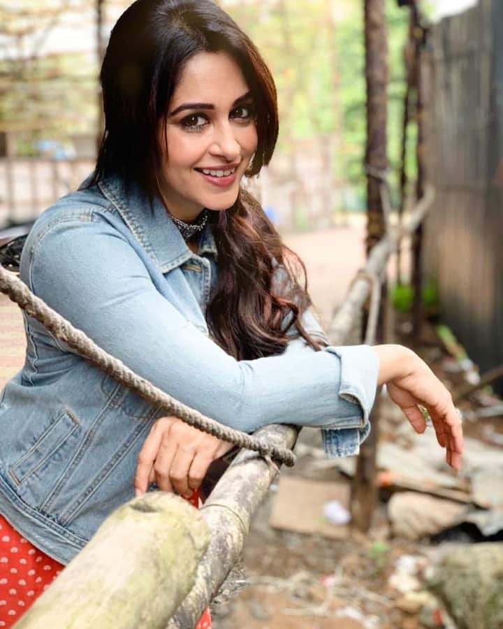 पुणे में जन्मी दीपिका ने अपने करियर की शुरुआत एयर होस्टेस के रूप में की थी, लेकिन हेल्थ इशूज के चलते उन्होंने ये नौकरी 3 साल करने के बाद छोड़ दी और टीवी इंडस्ट्री में कदम रखा. साल 2010 में 'नीर भरे तेरे नैना देवी' से डेब्यू किया. इसके बाद वो 'अगले जन्म मोहे बिटिया ही कीजो' में रेखा के किरदार में नजर आईं.