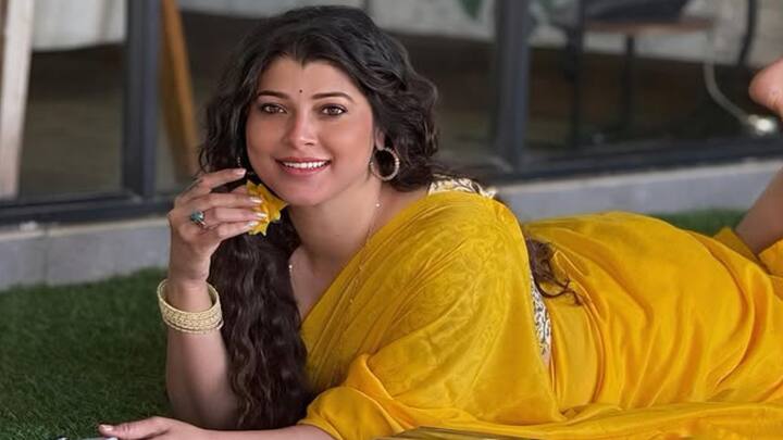 तिच्या अभिनय कारकिर्दीची सुरुवात २००४ मध्ये केदार शिंदे दिग्दर्शित अगा बाई अरेच्चा! या चित्रपटातून झाली. या चित्रपटात तिने खलनायिकेची भूमिका साकारली होती, जी प्रेक्षकांच्या पसंतीस उतरली.