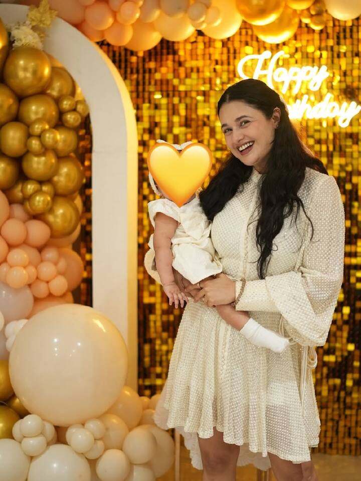 एक्ट्रेस ने अपनी बच्ची एकलीन के साथ जमकर पोज भी दिए. लेकिन अभी तक उन्होंने अपनी नन्ही परी का फेस रिवील नहीं किया है.