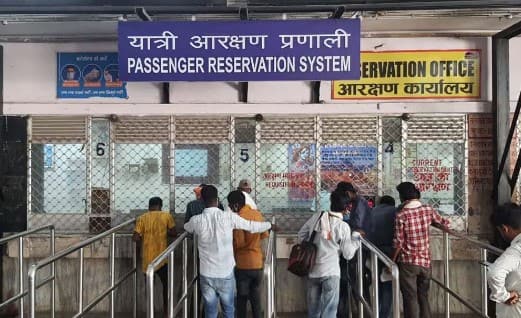 જો તમારી ભૂલને કારણે ટ્રેન ચૂકી જવાય તો તમને સંપૂર્ણ રિફંડ મળતું નથી. રેલ્વે સર્વિસ ચાર્જ અને અન્ય કેટલીક રકમ કાપે છે. એટલે કે તમને અમુક રકમ પાછી મળશે. આ નિયમ તમે કેટલી જલ્દી TDR ફાઇલ કર્યો છે તેના પર પણ આધાર રાખે છે.