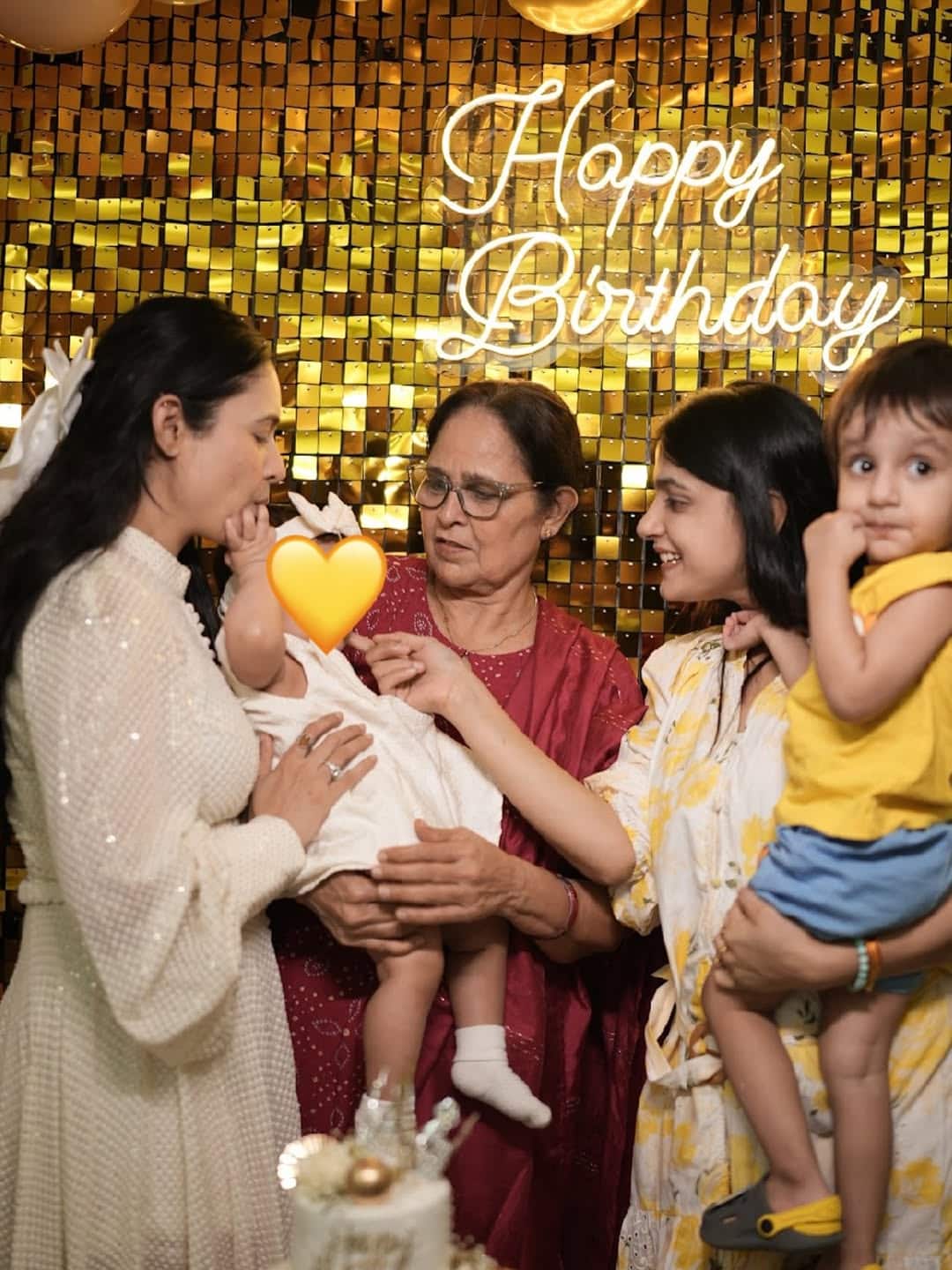 Along with this, her entire family was also present to make Yuvika Chaudhary's birthday even more special. The actress celebrated her birthday with the family while cutting the cake.