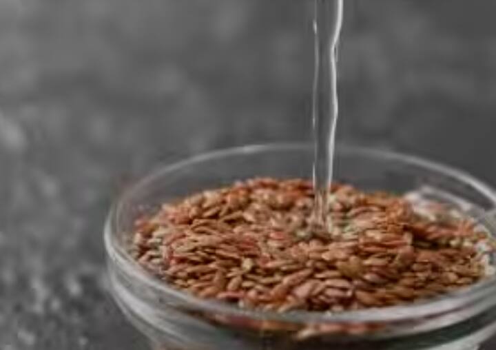 ਭੁੰਨੇ ਹੋਈ ਅਲਸੀ ਖਾਓ: ਅਲਸੀ ਦੇ ਬੀਜਾਂ ਨੂੰ ਹਲਕਾ ਜਿਹਾ ਭੁੰਨ ਕੇ ਪਾਊਡਰ ਬਣਾ ਲਓ ਅਤੇ ਰੋਜ਼ ਇੱਕ ਚਮਚ ਕੋਸੇ ਪਾਣੀ ਨਾਲ ਲਓ। ਇਸ ਨਾਲ ਪਾਚਨ ਕਿਰਿਆ ਵਿੱਚ ਸੁਧਾਰ ਹੁੰਦਾ ਹੈ ਅਤੇ ਸਰੀਰ ਦੀ ਚਰਬੀ ਸਟੋਰ ਕਰਨ ਦੀ ਸਮਰੱਥਾ ਘੱਟ ਜਾਂਦੀ ਹੈ।