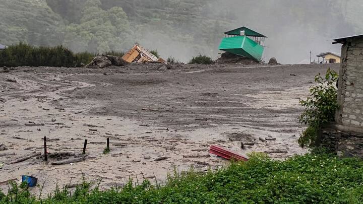 ' নেটওয়ার্কটা একটু খারাপ বলে যোগাযোগে সমস্যা হচ্ছে। বেশ কয়েকটি মৃত্যুর খবর এসেছে, শুনেছি ৪ জনের মৃত্যু হয়েছে। এ বাদেও সম্পত্তি ক্ষতিগ্রস্ত হওয়ার খবরও এসেছে। SDRF-NDRF বাহিনীও পাঠানো হয়েছে', বার্তা উত্তরকাশীর জেলাশাসকের।