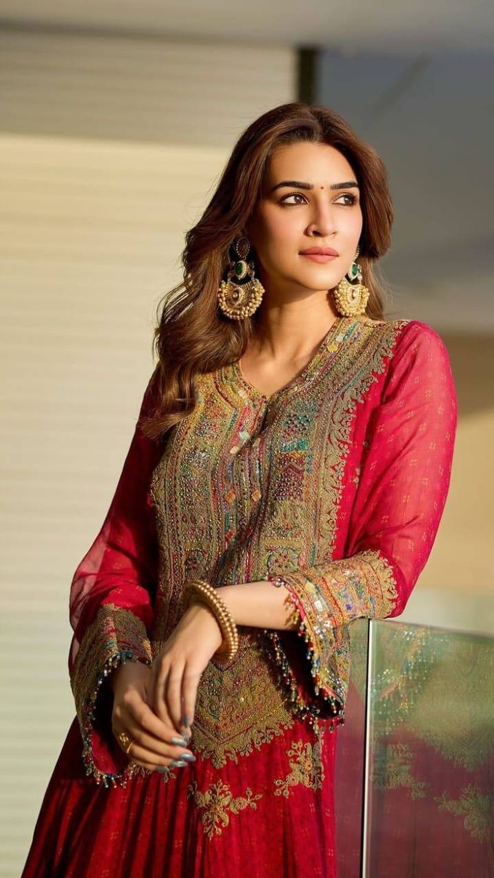 Like famous actress Kriti Sanon, you can carry this Rakshabandhan heavy suit. With this beautiful traditional dress, you pair heavy earrings and complete your look with minimal makeup.