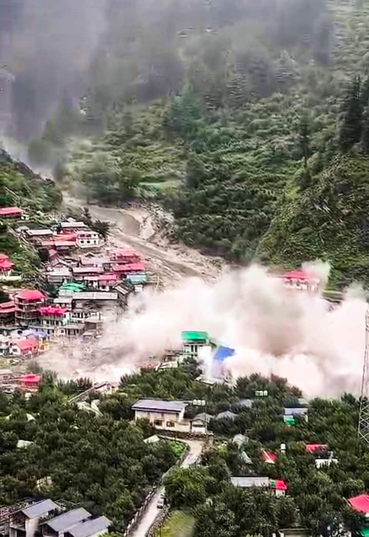 अधिकारियों ने बताया कि दोपहर बाद की इस घटना में कम से कम आधा गांव मलबे और कीचड़ में दब गया. बाढ़ के पानी के तेज बहाव और मलबे के कारण तीन-चार मंजिला मकानों सहित आस-पास की इमारतें ताश के पत्तों की तरह ढह गईं.