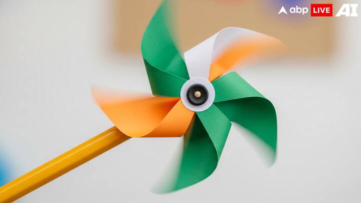 மூவர்ண காகித காற்றாடி  இந்த சுதந்திர தினம் 2025க்கு எளிதில் செய்யக்கூடிய ஒரு அழகான கைவினை – மூவர்ண காற்றாடி. காவி, வெள்ளை, பச்சை நிற காகிதங்கள், ஒரு பென்சில், ஒரு அழிப்பான், ஒரு கத்தரிக்கோல், ஒரு பின் – இவைகளே போதுமானது.  முதலில், மூவர்ண காகிதங்களில் சதுரங்களை வெட்டி, அவற்றை முக்கோணமாக மடித்து சக்கரம் போல அமைக்கவும். பிறகு, அந்த சக்கரத்தை பின் கொண்டு பென்சிலில் பொருத்தவும். காற்றில் அது சுழலும் போது, குழந்தைகள் மகிழ்ச்சி அடைவார்கள். இது செய்யும்போது ஒருங்கிணைப்பு, சமச்சீர் போன்ற திறன்களும் கற்றுக்கொள்வார்கள்.  பள்ளி கண்காட்சி, பால்கனி அலங்காரம் போன்றவற்றுக்கு இது சிறந்தது. 