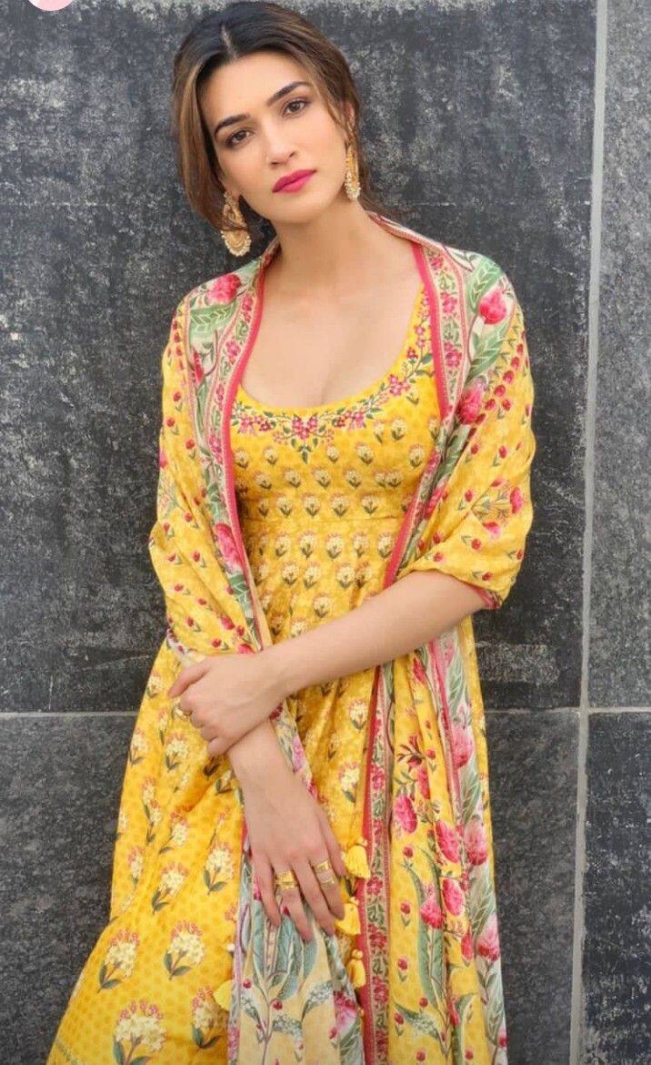 If you like to wear bright colors, then on the special festival of Rakshabandhan, you can recreate this outfit of Kriti Sanon and add four moons to the Mahfil. Pair yellow floral print suit with heavy earrings.