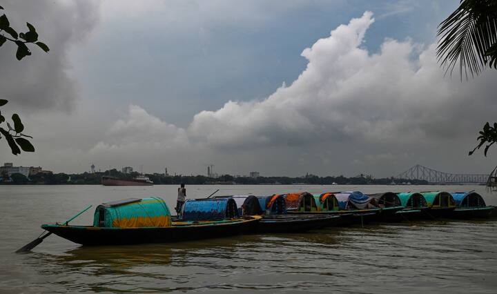 মঙ্গলবার ও বুধবার উত্তরবঙ্গের জেলাগুলিতে ভারী বৃষ্টির সতর্কতা জারি করা হয়েছে। দার্জিলিং, কালিম্পং, আলিপুরদুয়ার, জলপাইগুড়ি ও কোচবিহার জেলাতে ভারী বৃষ্টির সতর্কতা। বাকি জেলাতে বিক্ষিপ্ত বৃষ্টি।