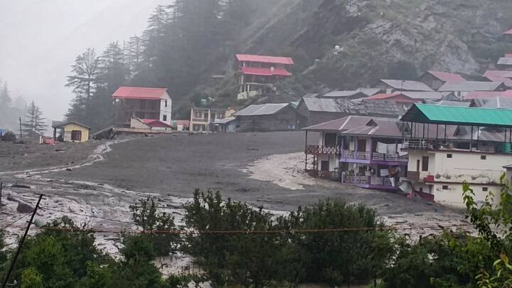 উত্তরকাশীর জেলাশাসক বলেন, ' মেঘ ভাঙা বৃষ্টির জেরে, একসঙ্গে, হঠাৎ করে অনেকটা জল এসেছে। যেহেতু ওখানে প্রচুর গেস্ট হাউস আছে, রেস্তোরাঁ আছে, হোটেল আছে। এগুলো মাথায় রেখে ঘটনাস্থলে আমরা বিশাল বাহিনী পাঠিয়েছি ওখানে।'