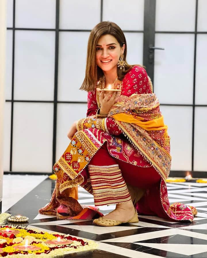 You can also try this look of Kriti Sanon for Rakshabandhan. Here the actress has completed her look by pairing heavy earrings with a heavy suit.