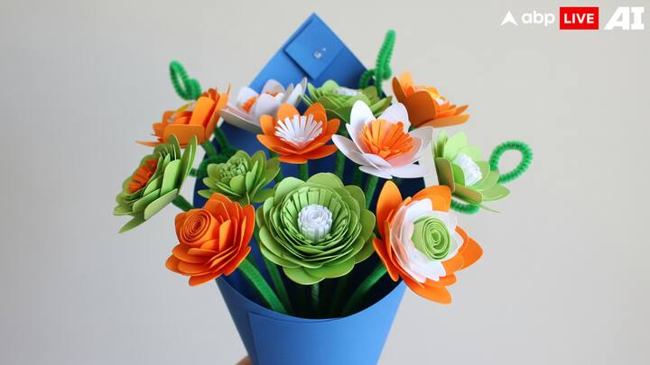 மூவர்ண காகித பூச்செண்டு  காவி, வெள்ளை, பச்சை நிற காகிதம் அல்லது திசு காகிதம் கொண்டு எளிய பூக்களை செய்து, பச்சை பைப் கிளீனர் அல்லது வைக்கோல் தண்டு சேர்த்து பூச்செண்டு உருவாக்கலாம். இது ஆசிரியர்களுக்கு பரிசாகவும், வீட்டில் அலங்காரமாகவும் சிறந்தது. குழந்தைகள் இதைச் செய்வதால் கைத்திறன், படைப்பாற்றல், வண்ண சமச்சீர் ஆகியவை வளர்க்கப்படும். (படம் மூலம்: ABPLIVE AI)