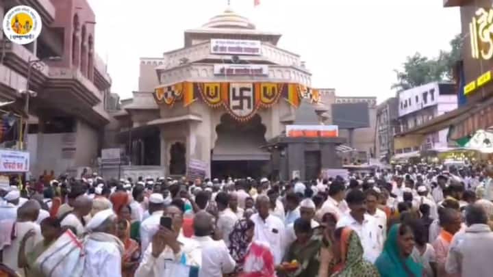 आज श्रावण शुद्ध पुत्रदा एकादशी निमित्त श्री विठ्ठल रुक्मिणी मंदिराला आकर्षक फुलांची सजावट करण्यात आलेली आहे.