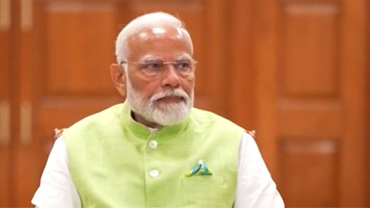 পরিস্থিতির খোঁজখবর নিতে উত্তরাখণ্ডের মুখ্যমন্ত্রীর সঙ্গে ফোনে কথা বলেন প্রধানমন্ত্রী। ধামির সঙ্গে কথা বলেছেন কেন্দ্রীয় স্বরাষ্ট্রমন্ত্রী অমিত শাহও।