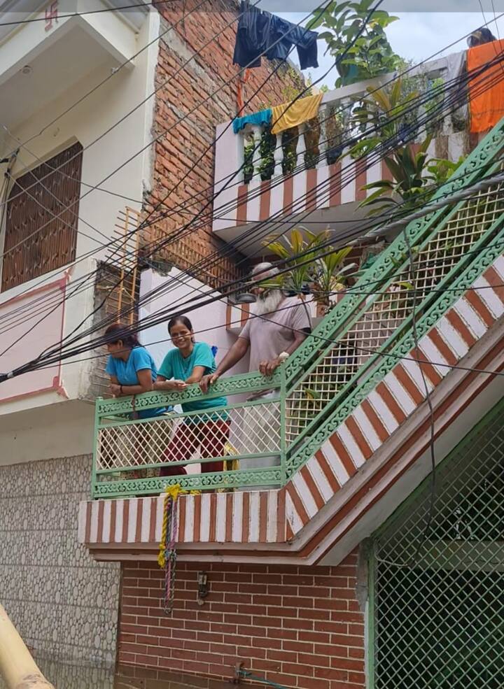 घर में फंसे लोगों ने एबीपी न्यूज़ से बातचीत में कहा कि उन्हें भोजन और पानी की कमी नहीं है, लेकिन बिजली नहीं होने से हालात बदतर हो गए हैं.  एक बुजुर्ग ने तंज कसते हुए कहा कि हम भाजपा को वोट देते हैं, लेकिन अधिकारी सपा मानसिकता वाले हैं, इसलिए सुनवाई नहीं हो रही.