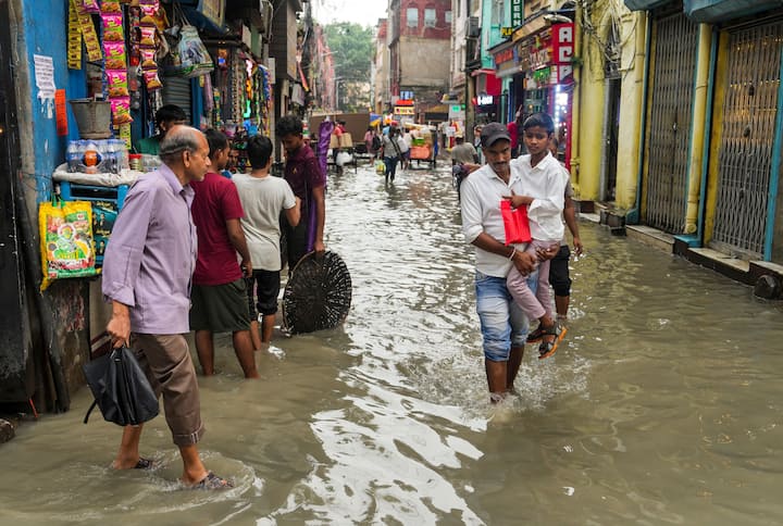 বৃহস্পতিবার ভারী থেকে অতি ভারী বৃষ্টির কমলা সতর্কতা জারি করা হয়েছে দার্জিলিং, কালিম্পং, আলিপুরদুয়ার, জলপাইগুড়িতে। কোচবিহার, মালদা, উত্তর ও দক্ষিণ দিনাজপুরে ভারী বৃষ্টি হতে পারে। 