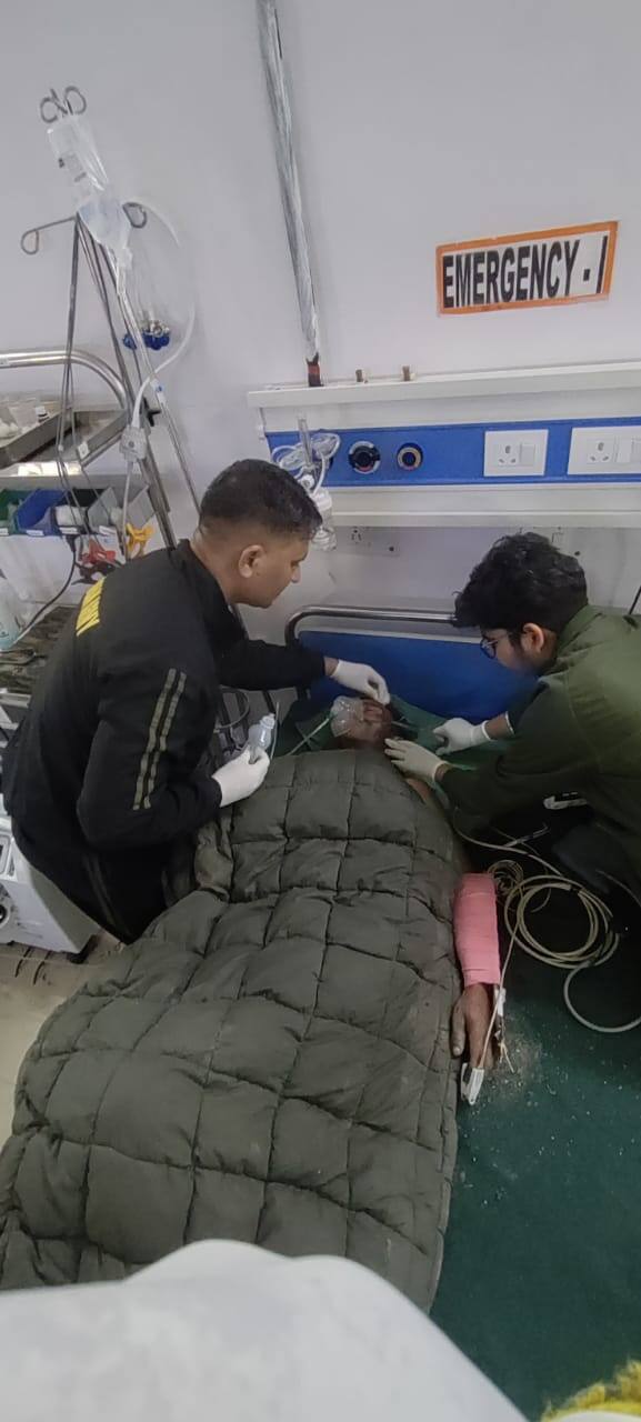 कई होटलों में पानी और मलबा घुस गया है. धराली बाजार पूरी तरह तबाह हो गया है. कई होटल दुकाने ध्वस्त हो चुकी है. आर्मी हर्षिल/पुलिस/एसडीआरएफ टीम भटवाड़ी के लिए रवाना हुई हैं.