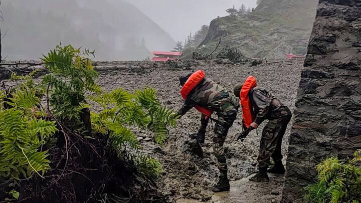 মেঘভাঙা বৃষ্টির জেরে হড়পা বান। জলের তোড়ে ভেসে গেল উত্তরাখণ্ডের উত্তরকাশী জেলার ধরালী গ্রামের বিস্তীর্ণ অংশ। ইতিমধ্যেই, উত্তরকাশীর ভয়াবহ ঘটনায়, এক্স হ্যান্ডেলে শোকপ্রকাশ করেছেন প্রধানমন্ত্রী নরেন্দ্র মোদি।