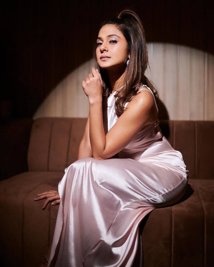 जेनिफर विंगेट ने अपने करियर की शुरुआत चाइल्ड आर्टिस्ट के तौर पर की थी. उन्हें अकेले हम अकेले तुम, राजा की आएगी बारात, राजा को रानी से प्यार हो गया और कुछ ना कहो जैसी फिल्मों में देखा गया.