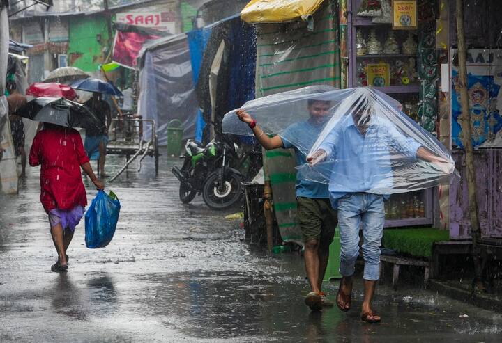 ভোর থেকেই ঝমঝমিয়ে বৃষ্টি। আলো ফোটার আগেই প্রবল বর্ষণ কলকাতা সহ লাগোয়া জেলায়। সকাল থেকে মুখ ভার বঙ্গের আকাশের। বিক্ষিপ্তভাবে বজ্রবিদ্যুৎ সহ হালকা থেকে মাঝারি বৃষ্টির সম্ভাবনার কথা জানিয়ে দিল আলিপুর আবহাওয়া দফতর।
