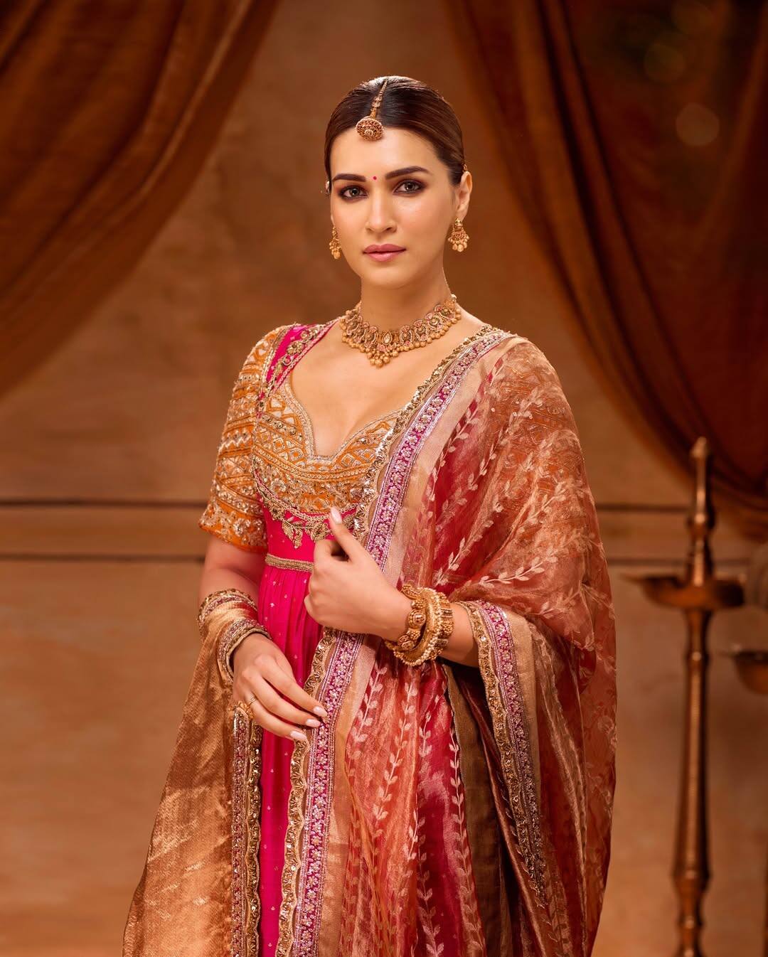 In this Anarkali suit, the actress looks beautiful. The actress's look of this heavy workmanship Anarkali suit can also recreate on the special occasion of Rakshabandhan.