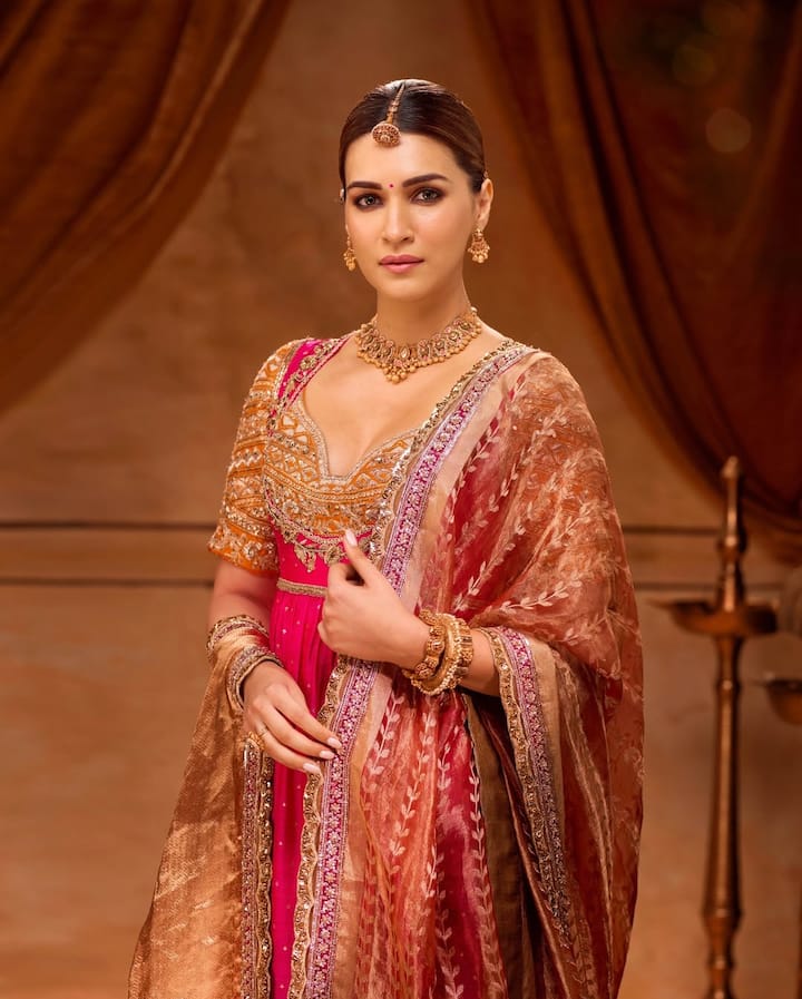 In this Anarkali suit, the actress looks beautiful. The actress's look of this heavy workmanship Anarkali suit can also recreate on the special occasion of Rakshabandhan.