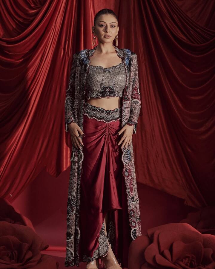 इसके साथ ही अदाकारा आज बहुत ही आलिशान जिंदगी जीती हैं. मुंबई में करोड़ों की कीमत का उनका एक आलीशान घर है. इसके अलावा वो महंगी गाड़ियों की भी शौकीन हैं.