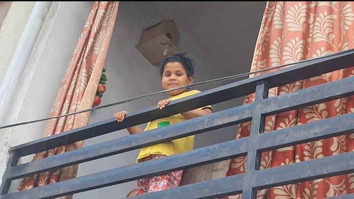 सलोरी के कई इलाकों में घरों का पहला तल पूरी तरह पानी में डूब चुका है. लोग अब मजबूर होकर दूसरे माले पर रह रहे हैं.  लोग नाव से अपने दफ्तर जा रहे हैं. एक स्थानीय व्यक्ति ने बताया कि अब तो नाव ही सहारा है. घर से निकलते हैं, फिर नाव से सड़क तक पहुंचते हैं, तभी कहीं दफ्तर जा सकते हैं.