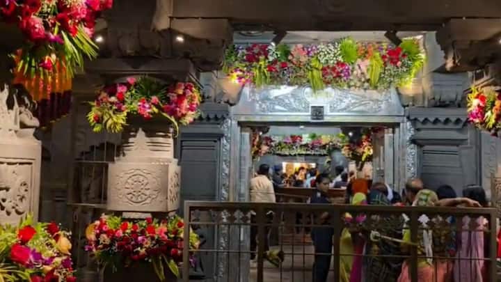 यासाठी रंगीबेरंगी पंचवीस प्रकारच्या दोन टन फुलांचा वापर करून श्री विठ्ठल रुक्मिणी मंदिराला फुलांनी मढविण्यात आले आहे.