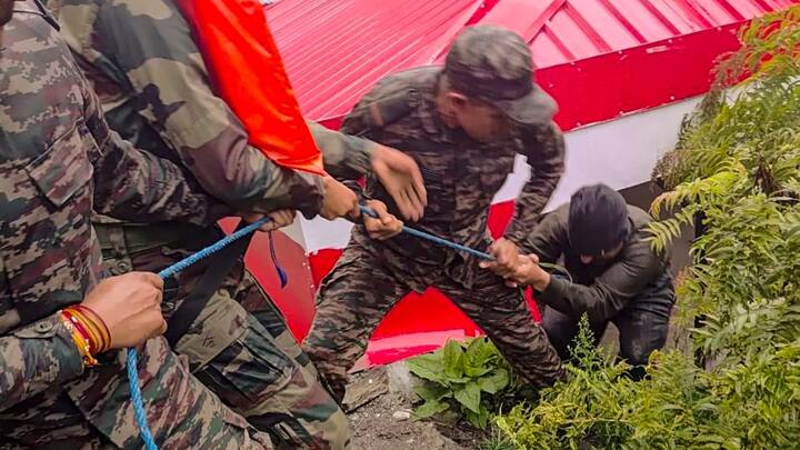 স্থানীয় হরসিল এলাকায় ভারতীয় সেনার ক্যাম্প রয়েছে। তার ৪ কিলোমিটার ব্যবধানে এই ঘটনায় জরুরি পরিস্থিতি তৈরি হয়। এদিন দুপুর ১টা ৪৫ মিনিট নাগাদ ঘটনাটি ঘটে।