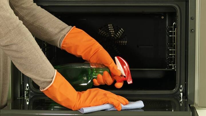 जब भी आप खाना बनाए तो खाना बनाने के बाद ओवन की सफाई करना ज़रूरी है. क्योंकि ओवन के अंदर तेल या जले हुए टुकड़े रह जाएं तो हीटिंग पर असर डालते हैं. धीरे-धीरे ओवन की परफॉर्मेंस गिरती है और ज्यादा बिजली भी लगती है. इसलिए इसे रोज साफ करें.