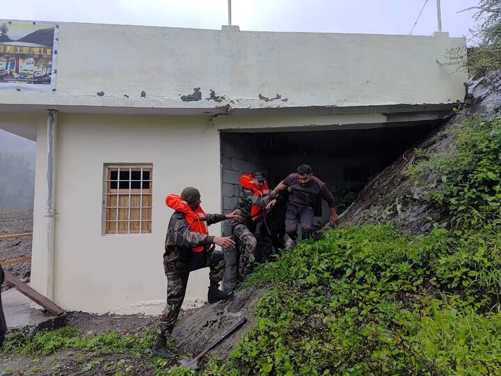 राज्य आपातकालीन परिचालन केंद्र के पास उत्तरकाशी में बादल फटने की प्राथमिक सूचना प्राप्त हुई है. उत्तराखंड आपदा प्रबंधन विभाग ने भारत सरकार को दो एमआई और एक चिनूक हेलिकॉप्टर राहत और बचाव कार्य के लिए देने का अनुरोध किया है.