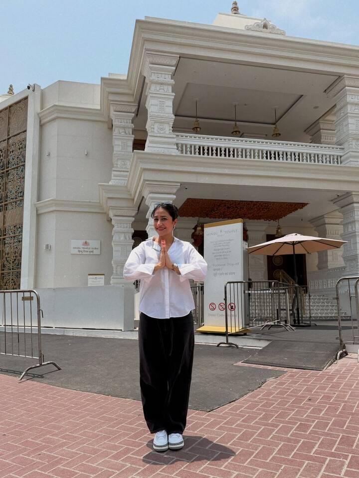 इन वायरल तस्वीरों में धनश्री वर्मा दुबई में एक हिंदू मंदिर के दर्शन करते नजर आईं. पर्सनल लाइफ के उतार–चढ़ाव के बीच उनका ये स्पिरिचुअल ट्रिप माइंड को रिलैक्स करने के लिए काफी फायदेमंद रहा.