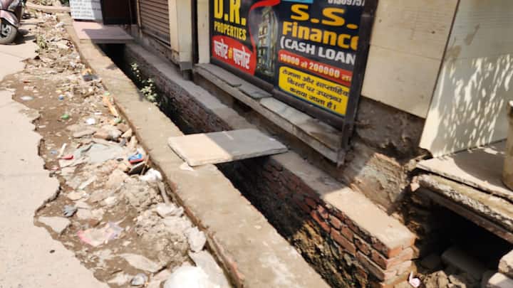 वहीं, स्थानीय निवासी सोनू बंसल ने कहा कि, 18 साल से उनका ऑफिस यहां पर है और वे यहीं रह रहे हैं, लेकिन बीते छह महीनों से यहाँ की जो दुर्गति हुई है वह पहले कभी नहीं हुई थी. उन्होंने बताया कि, आधे किलोमीटर के इलाके में नाले टूटे पड़े हैं, जगह-जगह कूड़े का ढेर लगा है. इस टूटे नाले की वजह से कई दुकानदार भी इसमें गुर कर घायल हो चुके हैं. कई दुकान बंद हैं, उन्होंने खुद अपना भी ऑफिस पिछले छह महीने से बंद रखा हुआ है. कोई भी जन प्रतिनिधि इस समस्या पर ध्यान नहीं दे रहा. थक-हार कर जब उन्होंने विधायक पवन शर्मा से व्यक्तिगत तौर पर बात करी तो उन्हें आश्वासन जरूर मिला, लेकिन समस्या का समाधान आज तक नहीं हुआ.