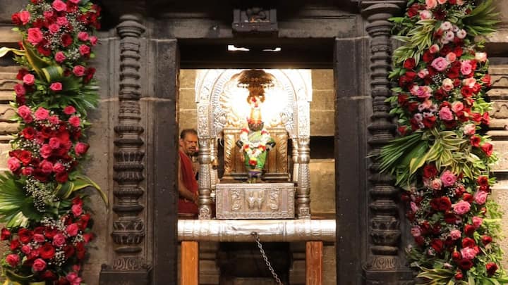 श्री विठ्ठलाचा,रुक्मिणी मातेचा गाभारा तसेच मंदिराच्या सोळ खांबी,चार खांबी अशा विविध भागांना लाल गुलाब, पिवळा गुलाब, शेवंती,कनेर, अष्टर, शेवती, जाई, जुई,सुपारीची फुले अशा देशी विदेशी दोन टन फुलांचा वापर करण्यात आला आहे.
