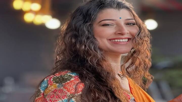 ज्यामध्ये विविध रंगांचा नक्षीकाम असलेले डिझाईन्स आहेत – जे एकदम लक्षवेधी ठरतात.