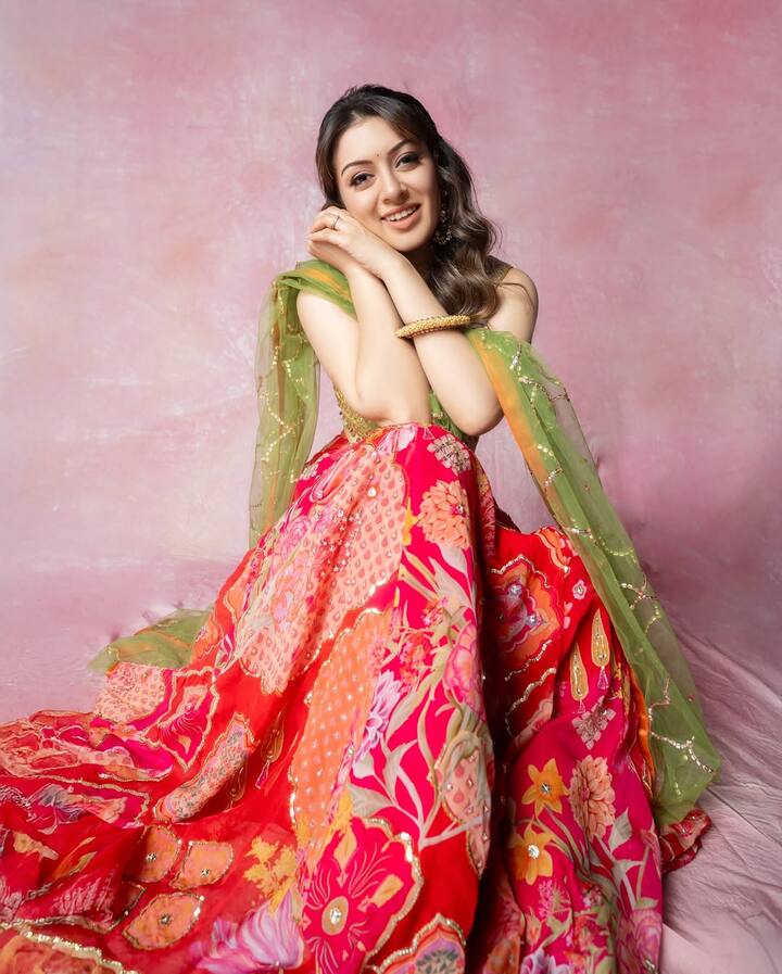 अदाकारा 'शाका लाका बूम बूम', 'सोन परी: और 'करिश्मा का करिश्मा' जैसे हिट शोज में बतौर चाइल्ड आर्टिस्ट काम कर चुकी हैं. बचपन से ही उन्होंने अपनी दमदार एक्टिंग का प्रदर्शन किया है. इसके बाद उन्होंने हिमेश रेशमिया की फिल्म आप का सुरूर में बतौर लीड एक्ट्रेस डेब्यू किया लेकिन हिंदी फिल्म इंडस्ट्री में वो अपना नाम नहीं बना पाई.