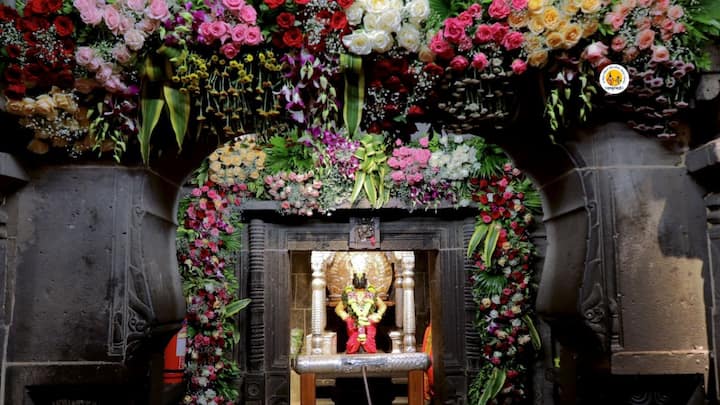 श्री विठ्ठल रुक्मिणी मंदिर समितीच्या वतीने ही सजावट करण्यात आली आहे .